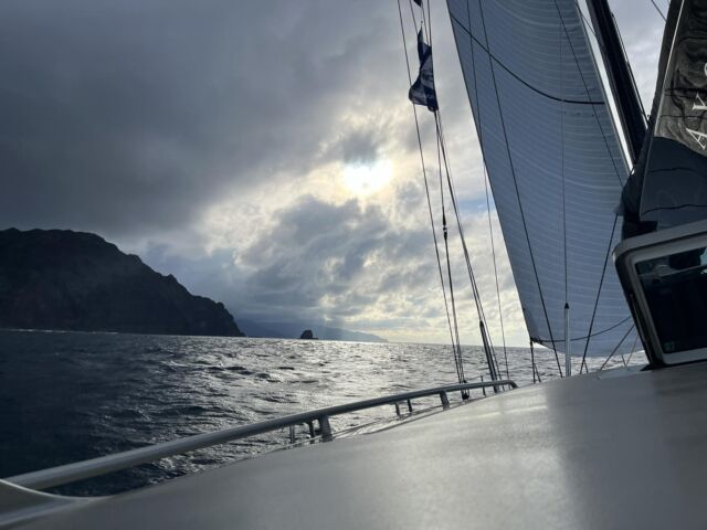 Overnight sail from Tahuata to Nuku Hiva.
At Nuku Hiva we did a private tour with a taxi driver who was happy to show us around.

#sailingthepacific #pacificsailing #sailinglovers #sailingworld #circumnavigation #sailingaroundtheworld #oceansailing #enjoysailing #sailingadventures #sailingmarquesas